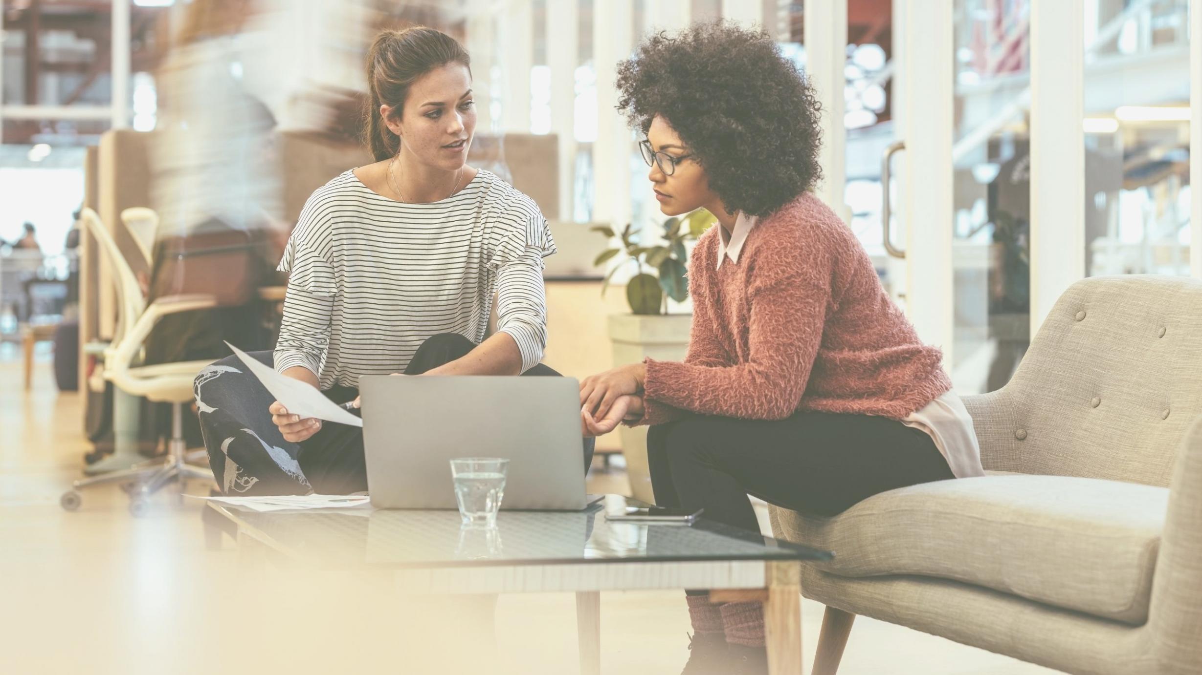 Professionnelle consultant des graphiques financiers sur tablette