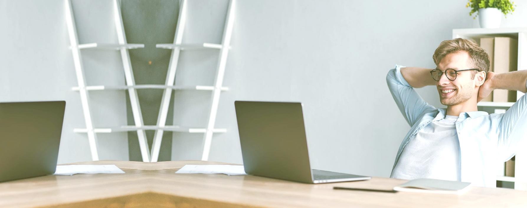 Entrepreneur travaillant sur son ordinateur avec des documents financiers