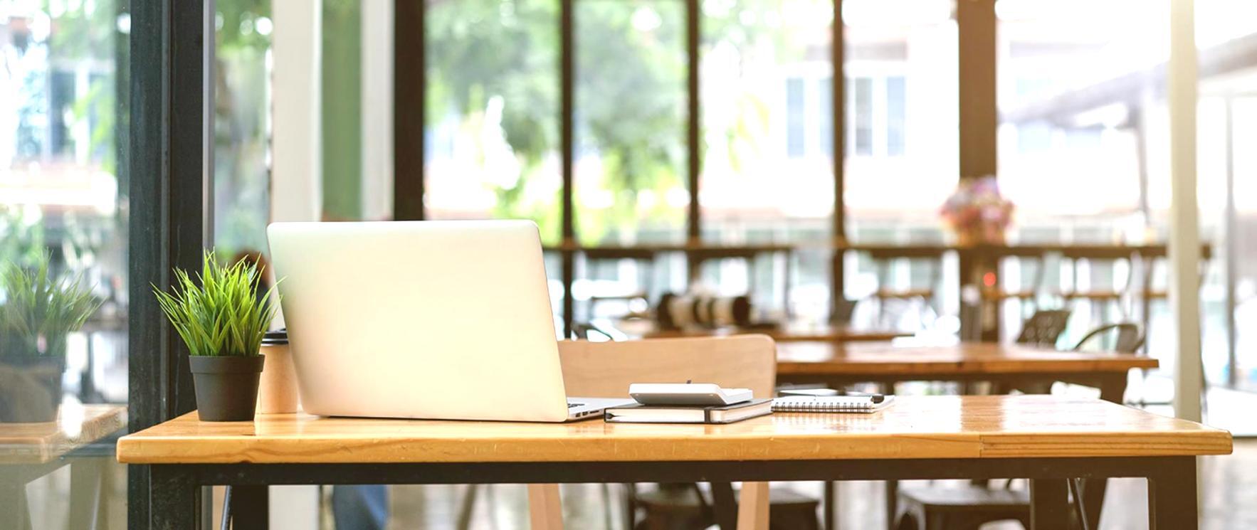 Espace de travail moderne avec analyses budgétaires et café